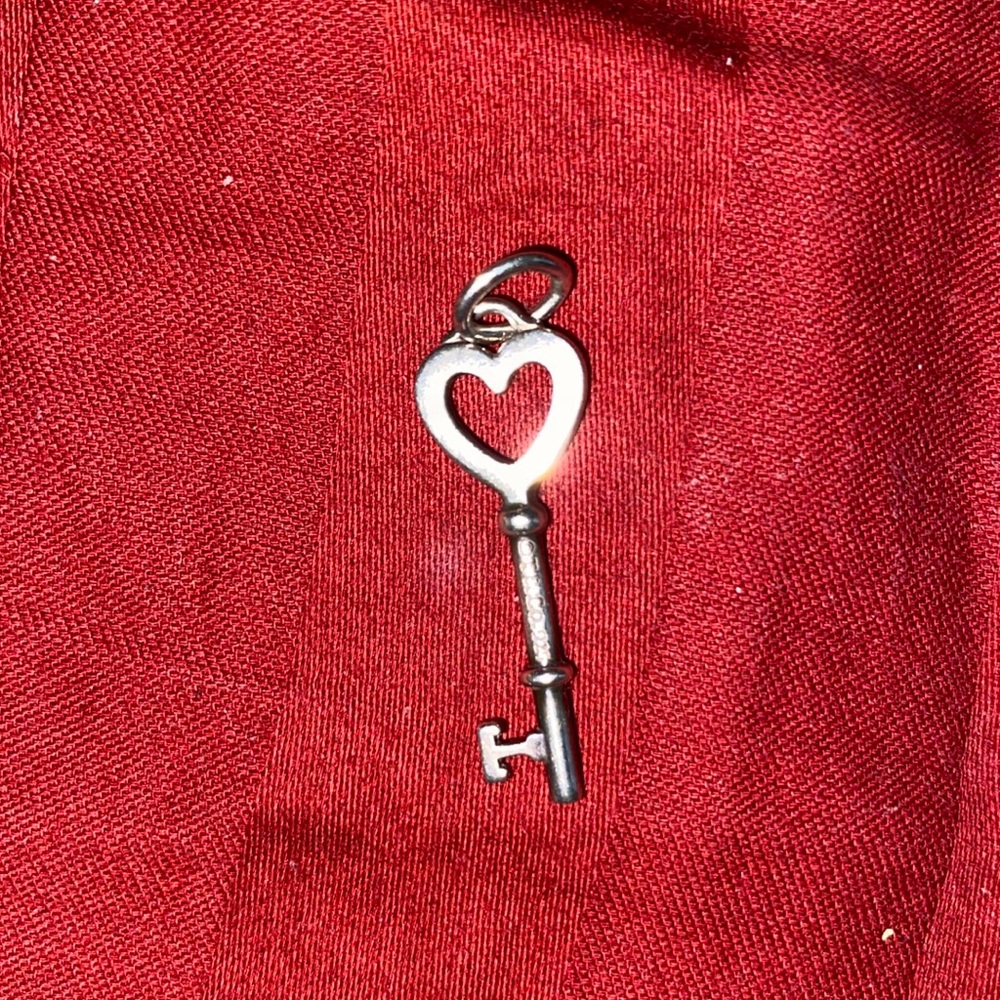 Tiffany necklace and heart key pendant (necklace) is an 18inch great condition